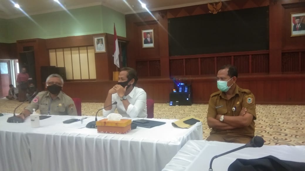 Sekda Provinsi Kalsel, Abdul Haris Makkie (tengah) memimpin rapat pemantapan program penyaluran bantuan jaring pengaman sosial.