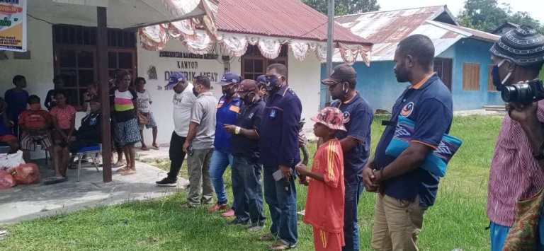 Partai NasDem Peduli Covid-19 membagikan sembako dan masker untuk warga di Kabupaten Maybart, Papua Barat.