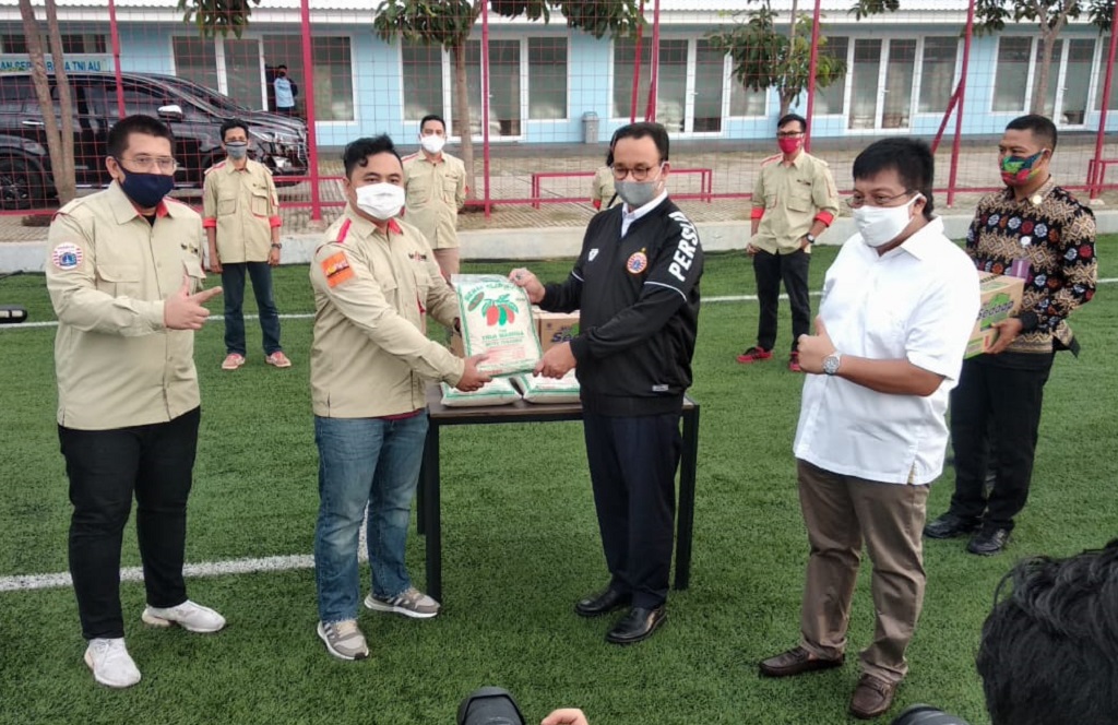 Eks Dirut Persija Gede Widiade bersama Pemprov DKI Jakarta menyalurkan bantuan sembako kepada Jakmania, Rabu (20/5)