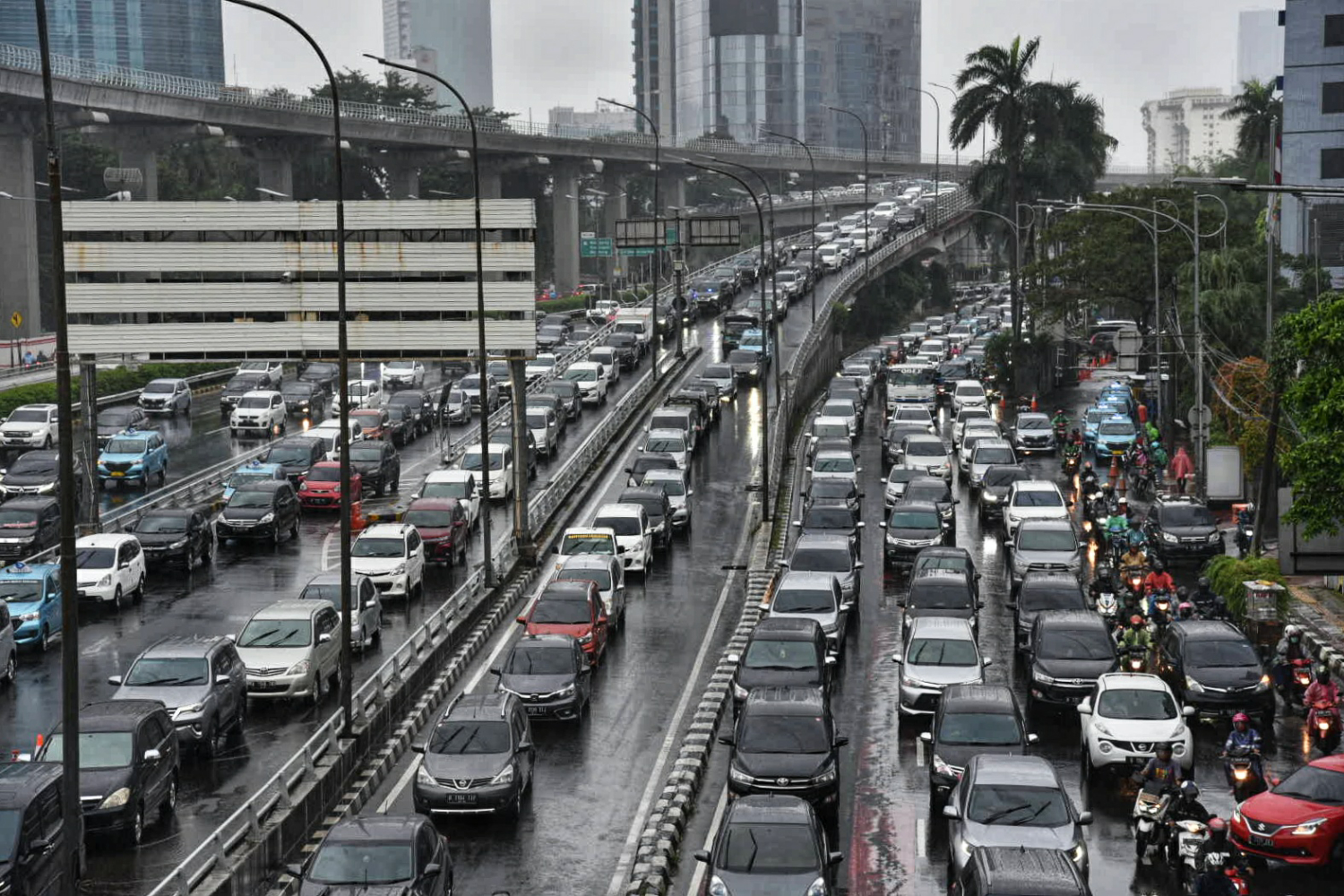 Kepadatan lalu lintas di Jalan Gatot Subroto menuju pancoran, Jakarta, Senin (18/5). 