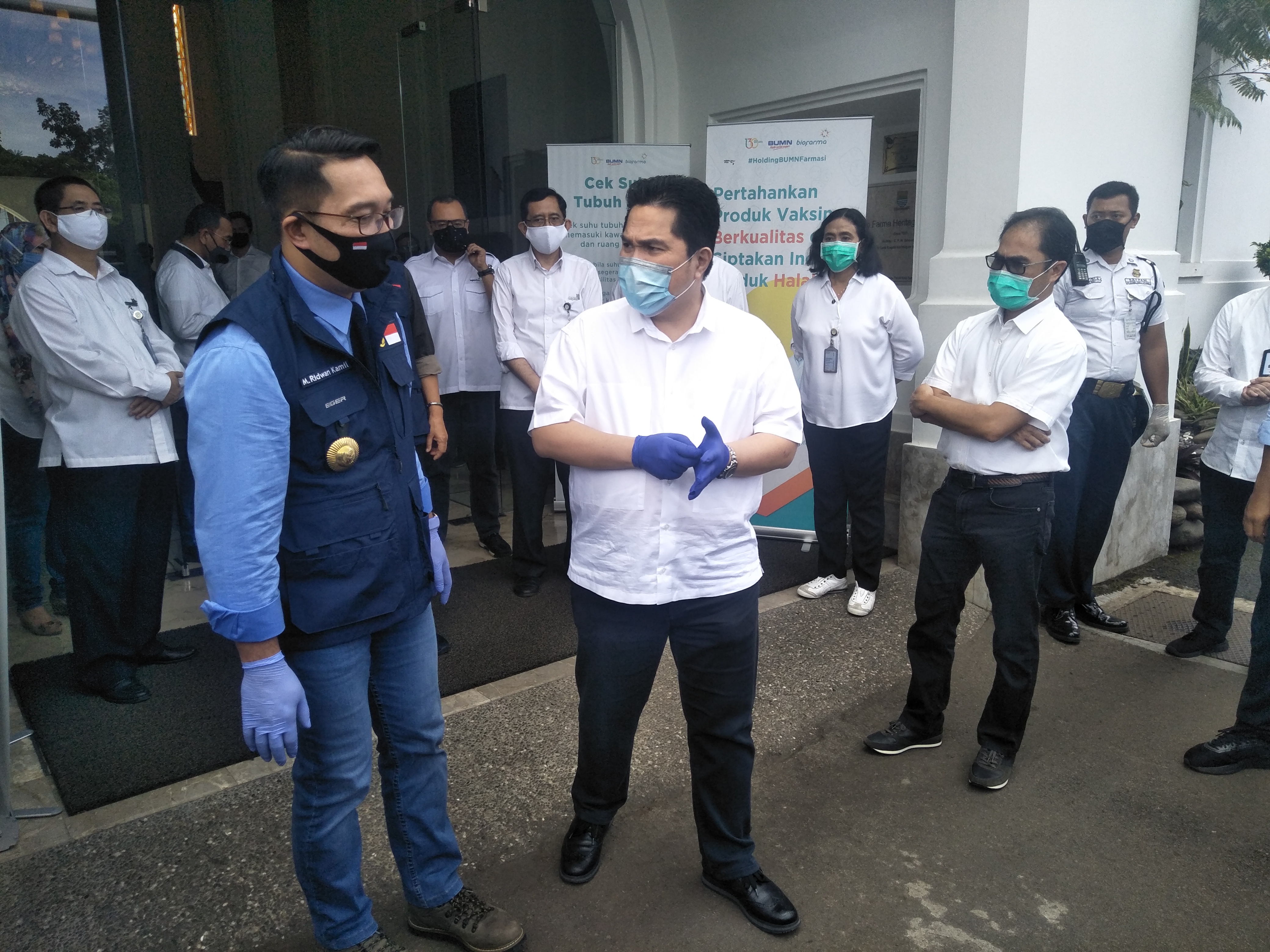 Menteri negara BUMN Erick Thohir (kanan) bersama Gubernur Jabar Ridwan Kamil  saat mengunjungi Biofarma di Bandung, Kamis (21/5).