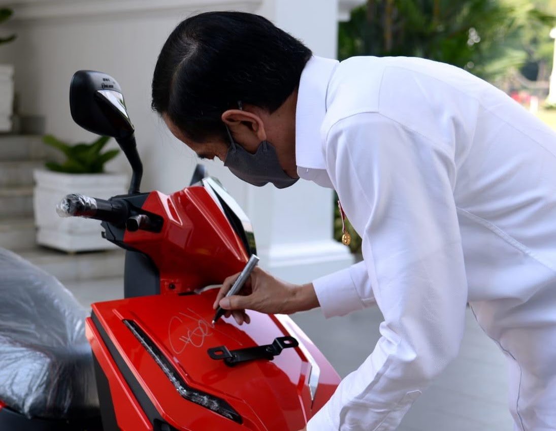 Presiden Jokowi menandatangani Si Gesit