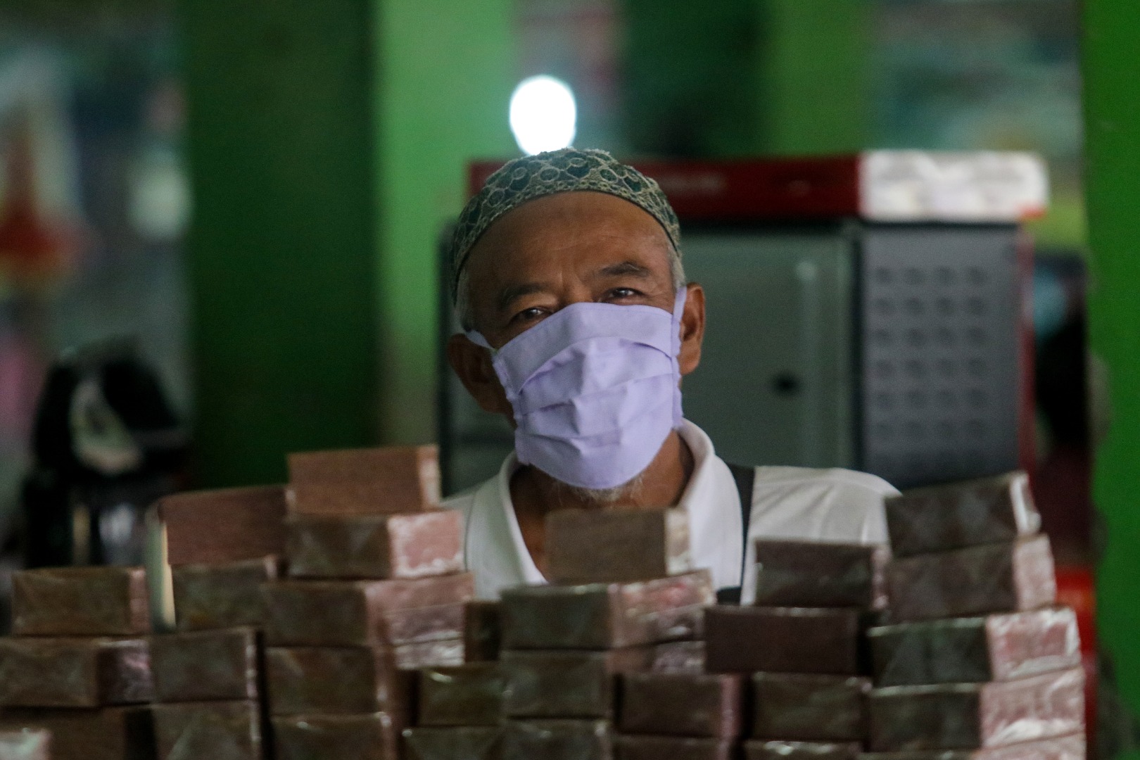 Pedagang mengenakan masker di Pasar Pagi Kota Pangkalpinang, Kepulauan Bangka Belitung, Selasa (31/3).