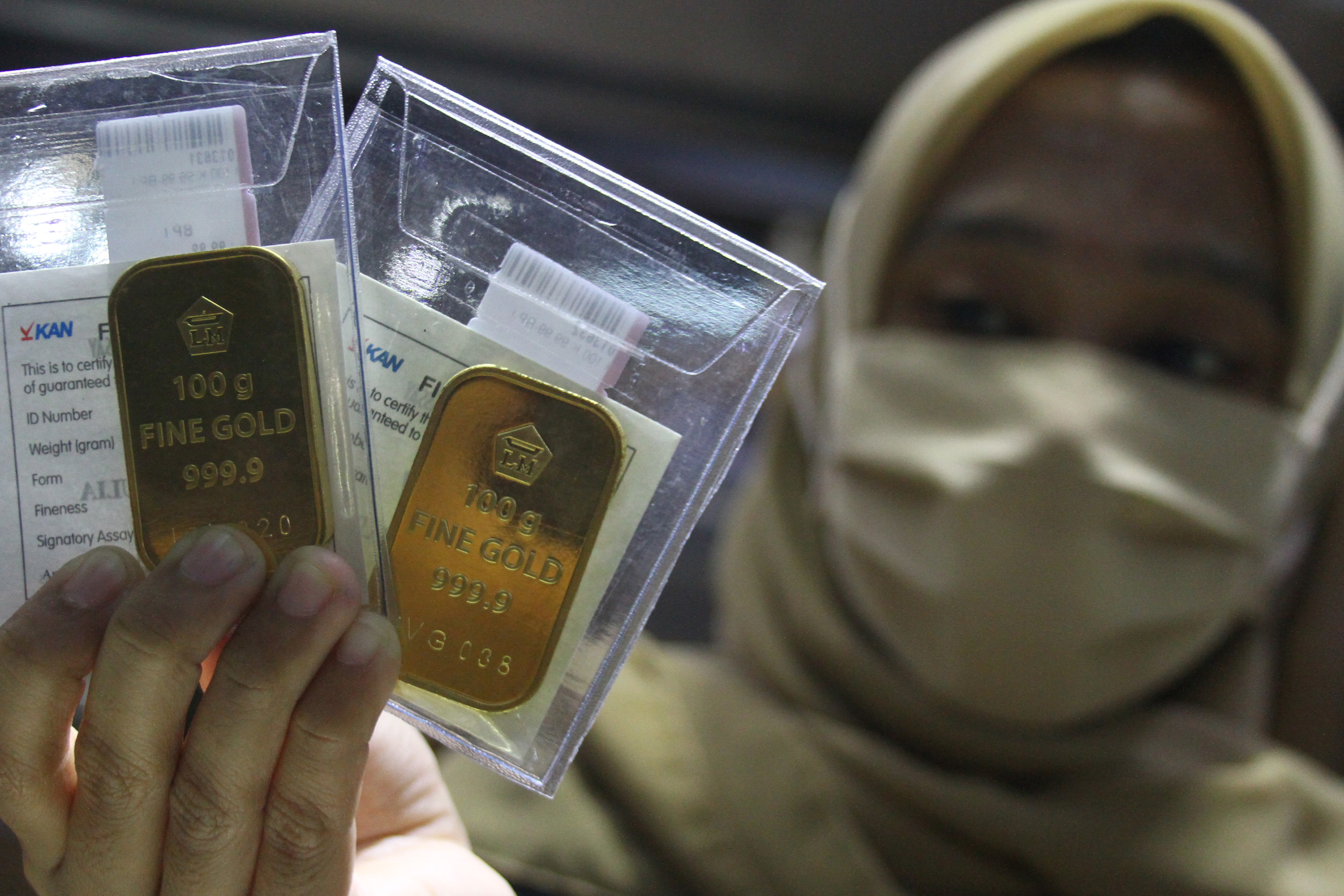 HARGA emas berjangka jatuh lebih dari satu persen pada akhir perdagangan Kamis (Jumat pagi WIB), karena investor merealisasikan keuntungan.