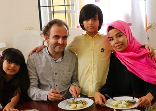 KBRI Dar es Salaam membagikan paket makanan siap saji idul fitri khas nusantara kepada para WNI yang bermukim di kota Dar es Salaam.