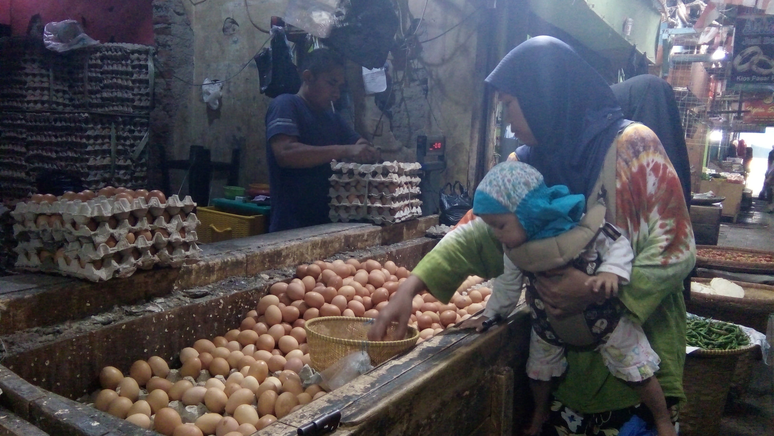 Pembeli membeli telur di Pasar Pancasila, Kota Tasikmalaya. Harga telur di Kota Tasikmala selama Ramadan turun.