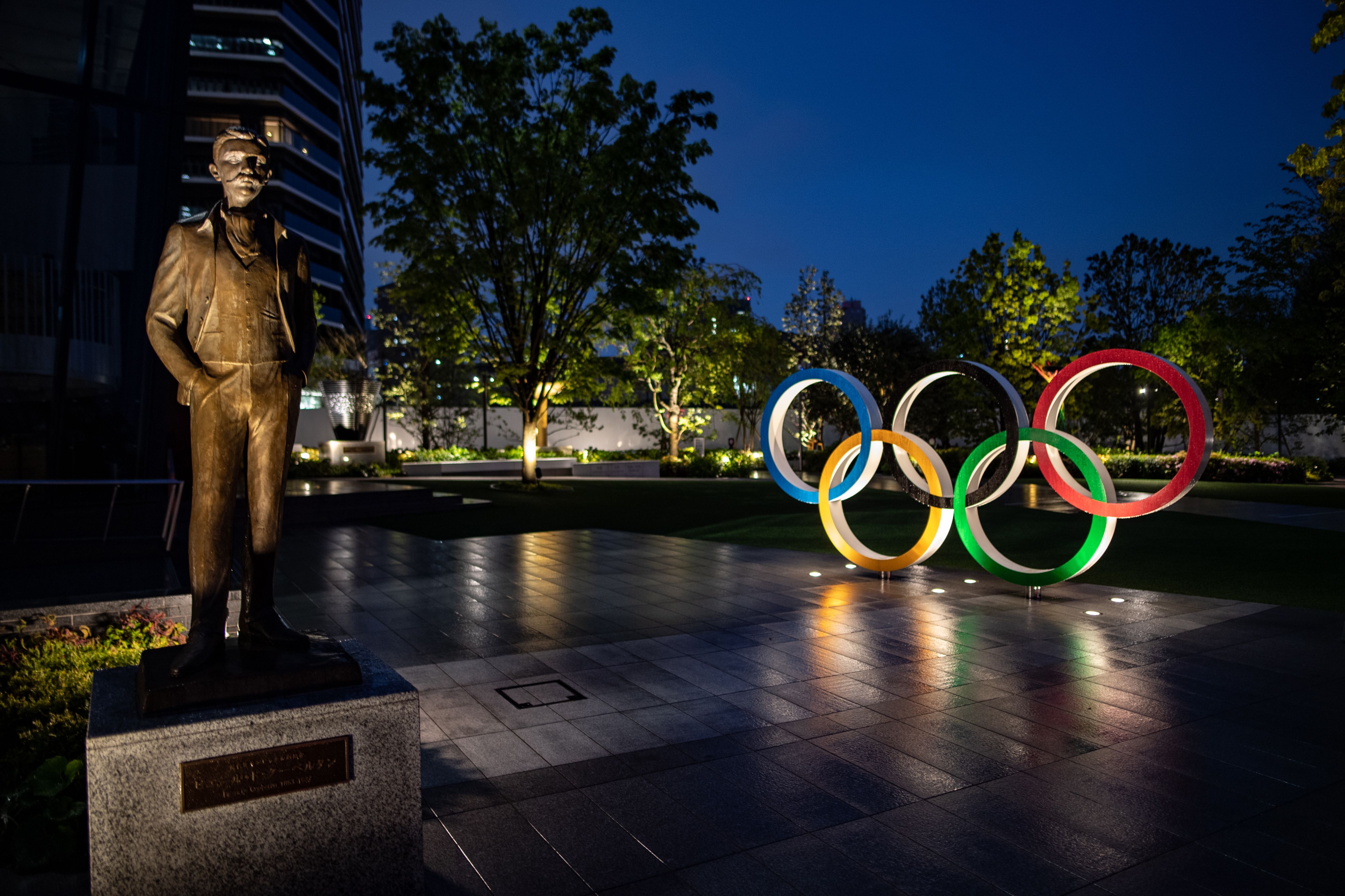 Logo Olimpiade terpasang di Japan Sport Olympic Square.