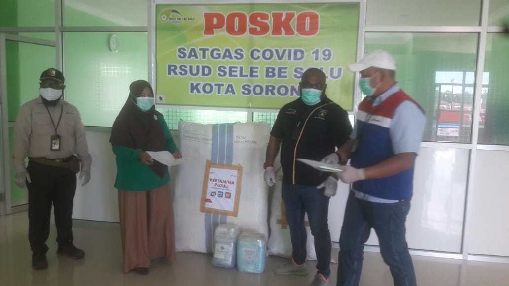 PT Pertamina RU VII Kasim memberikan bantuan APD kepada  tenaga kesehatan di SUD Sele Be Solu Kota Sorong, Rabu (27/5/2020)