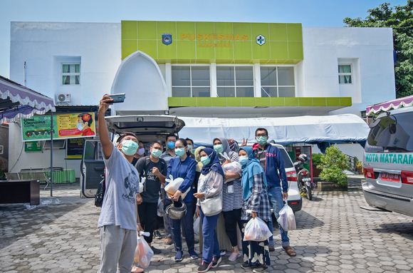 Puskesmas ditutup sementara di Ampenan, Mataram, NTB, Sabtu (9/5/2020). 