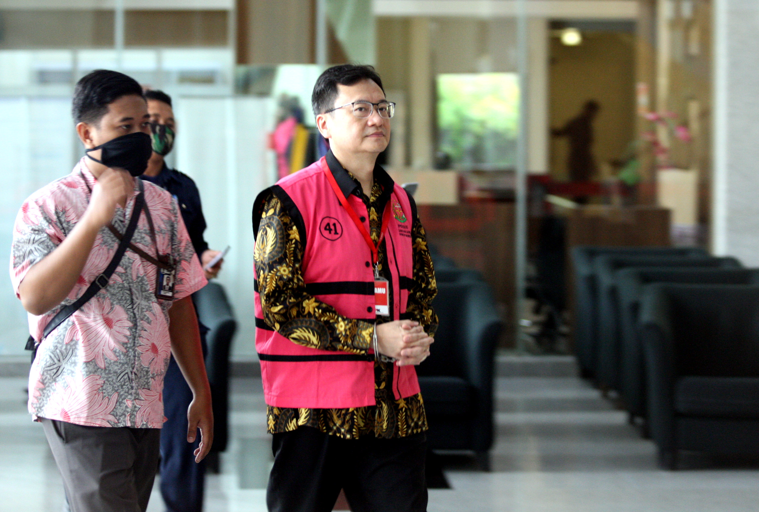 Tersangka kasus dugaan korupsi PT Jiwasraya, Benny Tjokrosputro (rompi tahanan) menjalani pemeriksaan di KPK, Jakarta, Kamis (9/4).