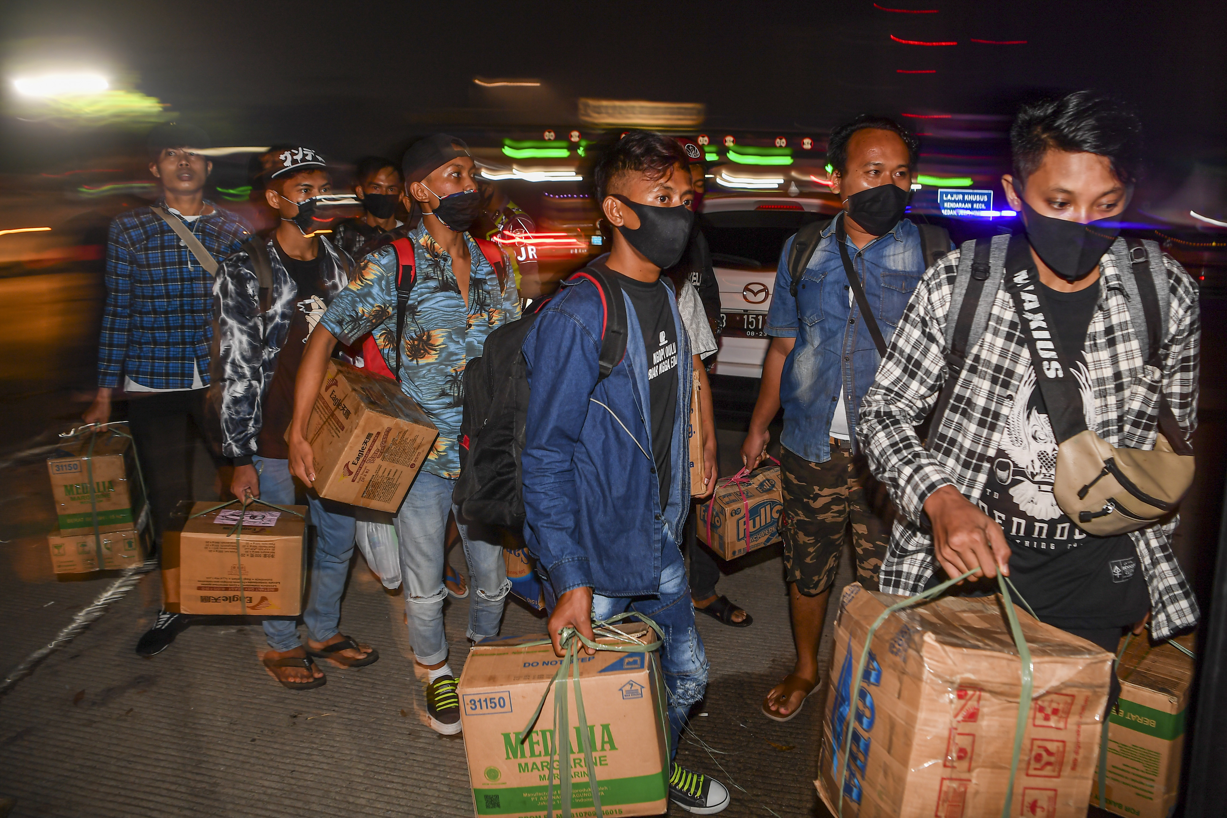 Calon pemudik yang terjaring razia penyekatan dibawa kembali ke Terminal Pulogebang.