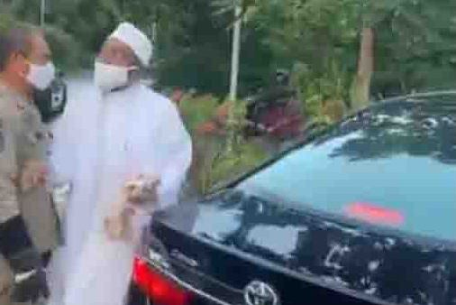 Umar Abdullah Assegaf (kanan) saat cekcok dengan petugas.