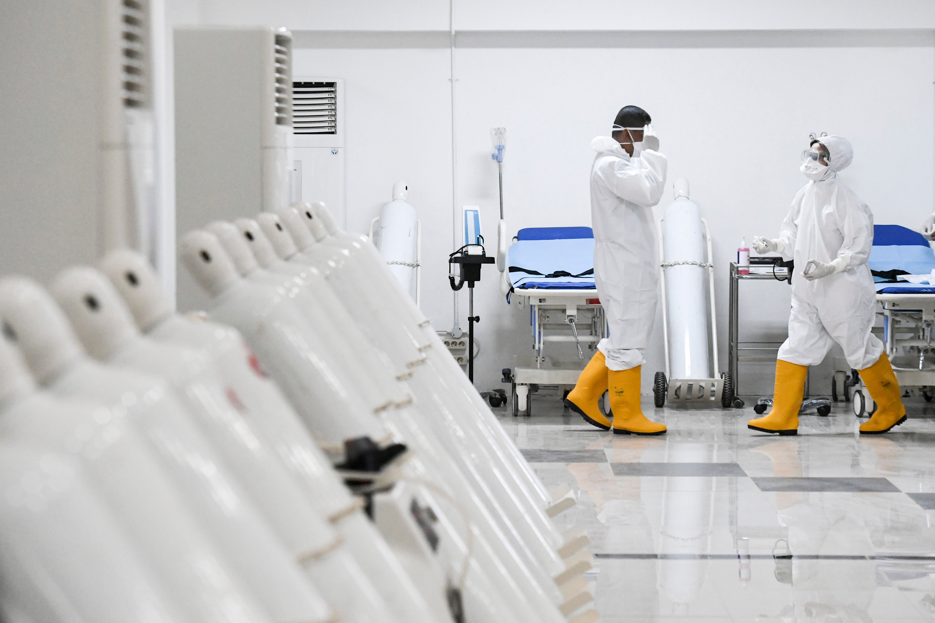 Petugas medis memeriksa peralatan di ruang IGD RSD Wisma Atlet Kemayoran, Jakarta.