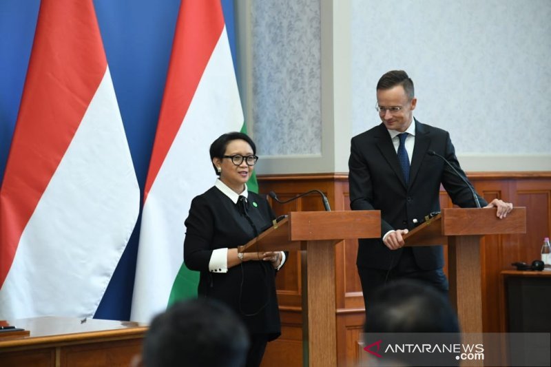 Menteri Luar Negeri RI Retno Marsudi (kiri) bertemu Menteri Luar Negeri dan Perdagangan Hongaria Péter Szijjártó (kanan).