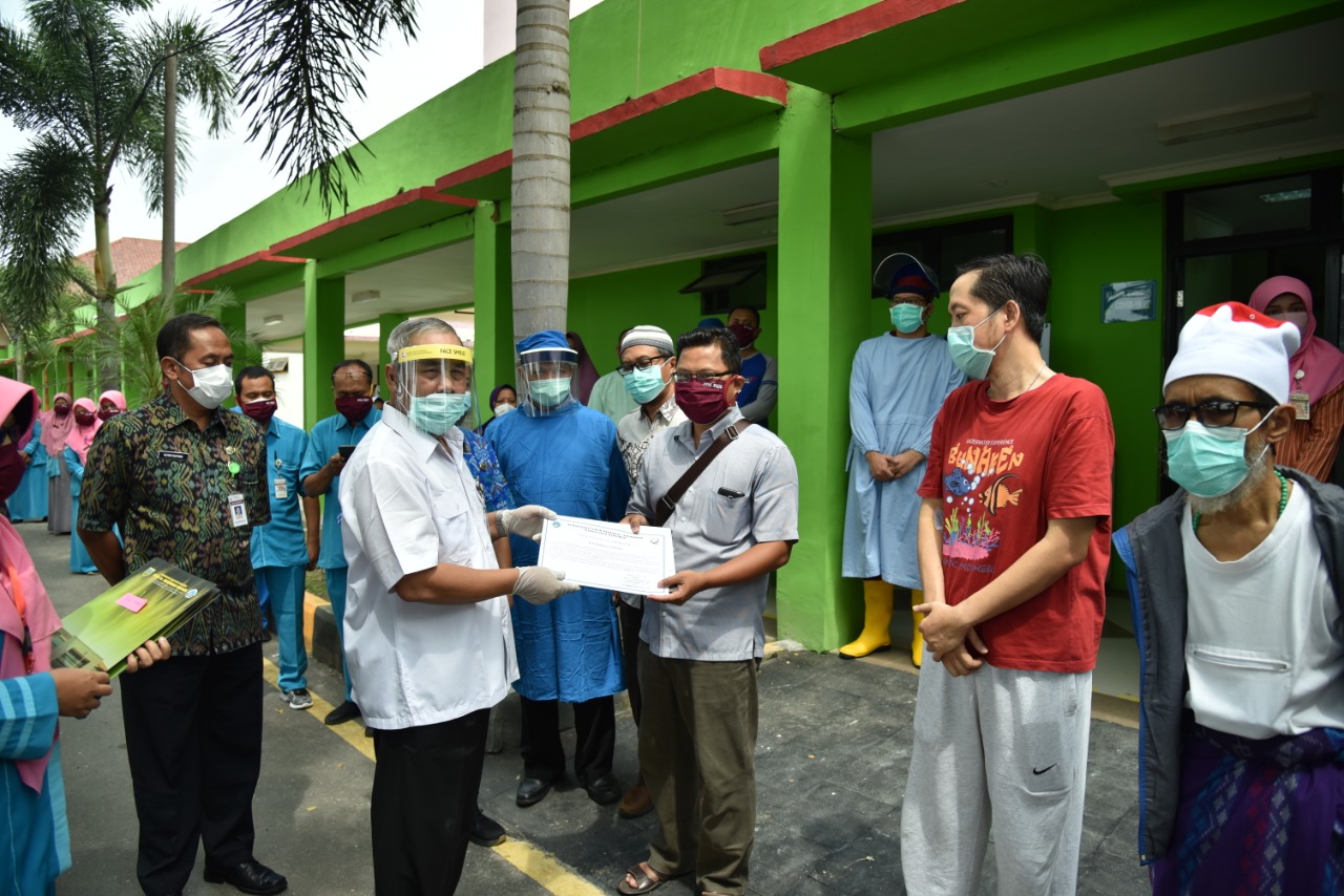 Bupati Kebumen KH Yazid Mahfudz memberikan surat keterangan sembuh kepada empat pasien yang ada di Kebumen, Jawa Tengah.