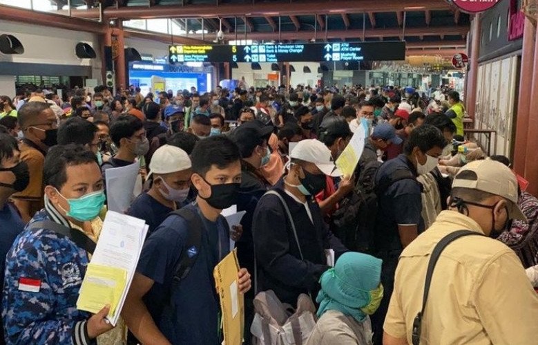 Antrean calon penumpang mengular di Terminal 2 Bandara Soekarno Hatta.
