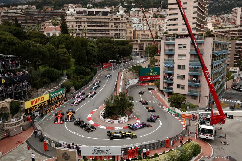 Suasana balapan GP Monaco di sirkuit jalanan Monte Carlo, Minggu (26/5).