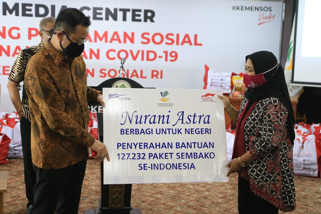 Mensos Juliari P batubara menerima laporan soal bantuan yang disalurkan Nurani Astra untuk warga terdampak covid-19
