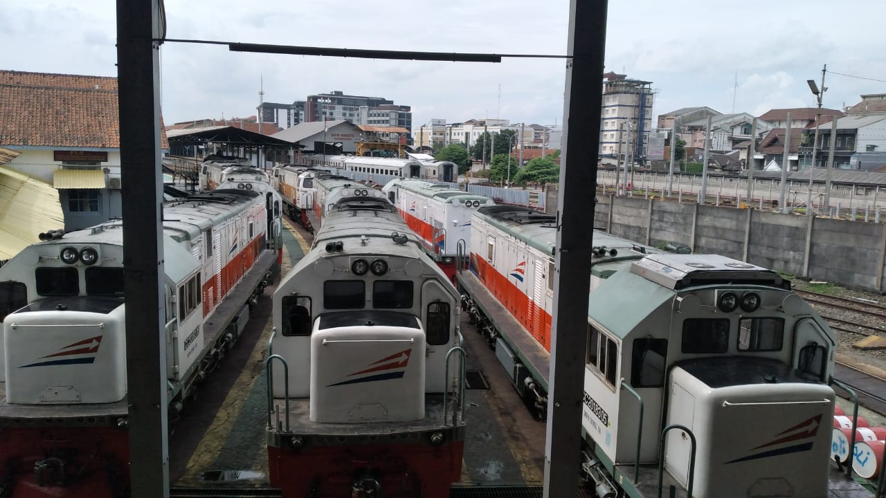 PT KAI meluncurkan enam rute Kereta Luar Biasa. Namun banyak syarat yang harus dipenuhi termasuk harga tiket yang mahal. 