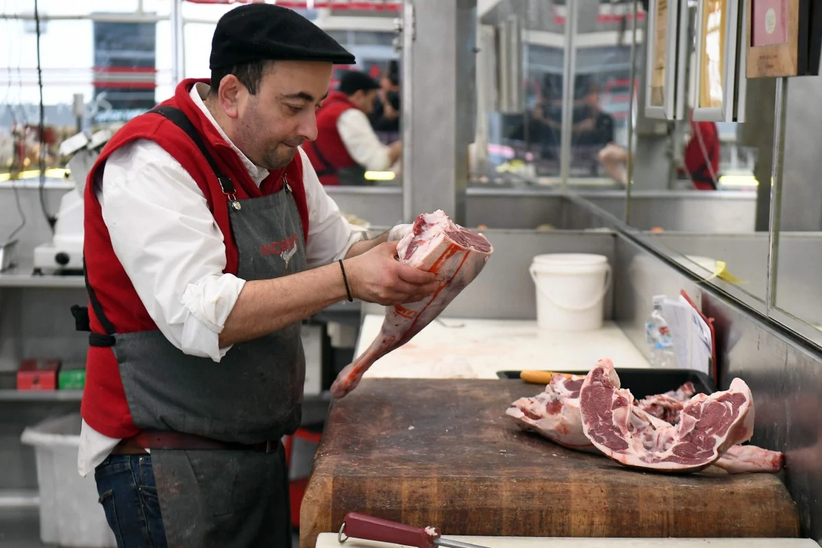 Tiongkok melarang masuk daging dari pabrik Kilcoy Pastoral, JBS Beef City, JBS Dinmore, dan Northern Cooperative Meat Company. 