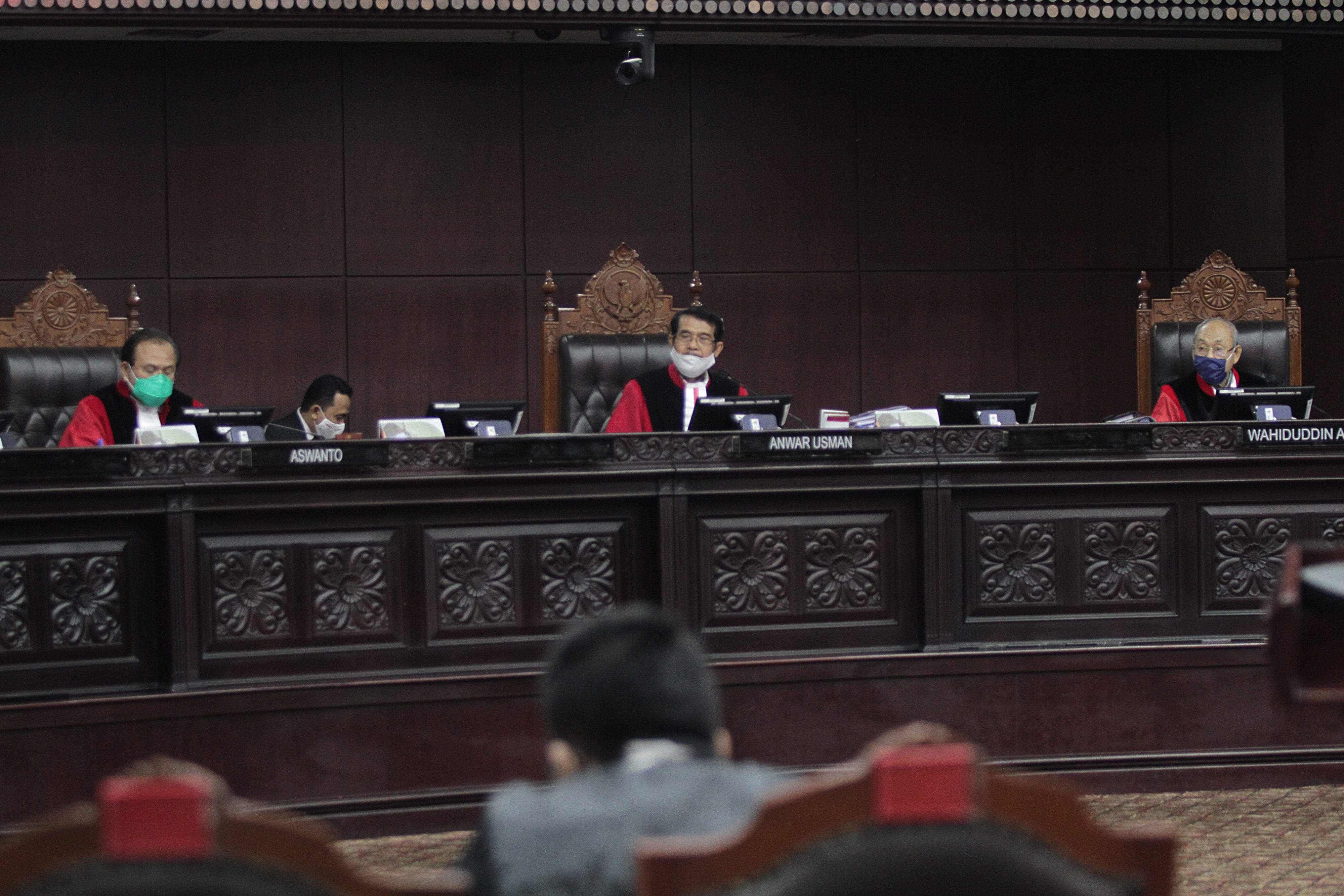 Hakim Konstitusi Anwar Usman (tengah) memimpin jalannya sidang panel pengujuan Perppu No 1 Tahun 2020 di Mahkamah Konstitusi, Rabu (20/5).