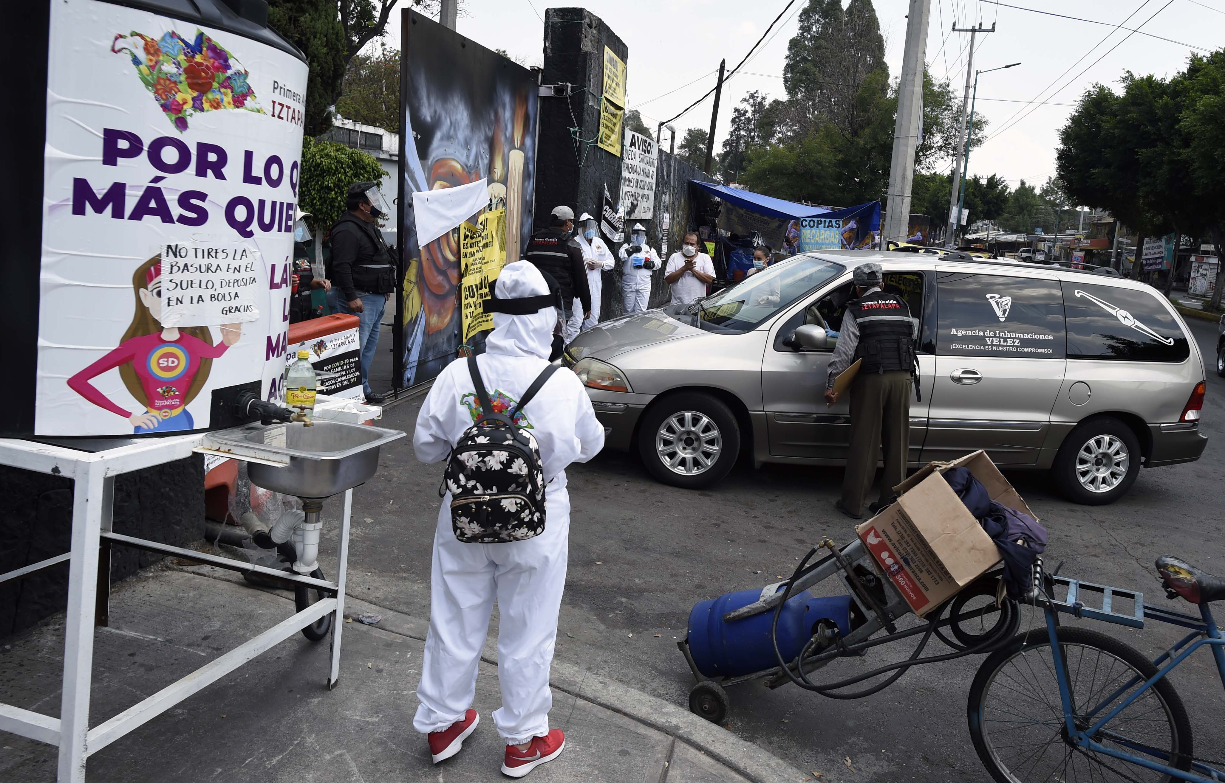 Mobil jenazah tiba di Pantheon Sipil San Nicolas Tolentino di Mexico City, pada 12 Mei 2020. 