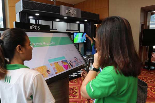 Agen Manulife sedang mencoba aplikasi digital ePOS saat peluncurannya di Jakarta, Rabu (15/4).