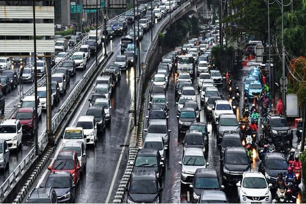SEPERTI TIDAK ADA PSBB: Kendaraan terjebak kemacetan di Jalan Gatot Subroto, Jakarta, pada pukul 16.04 WIB, kemarin.