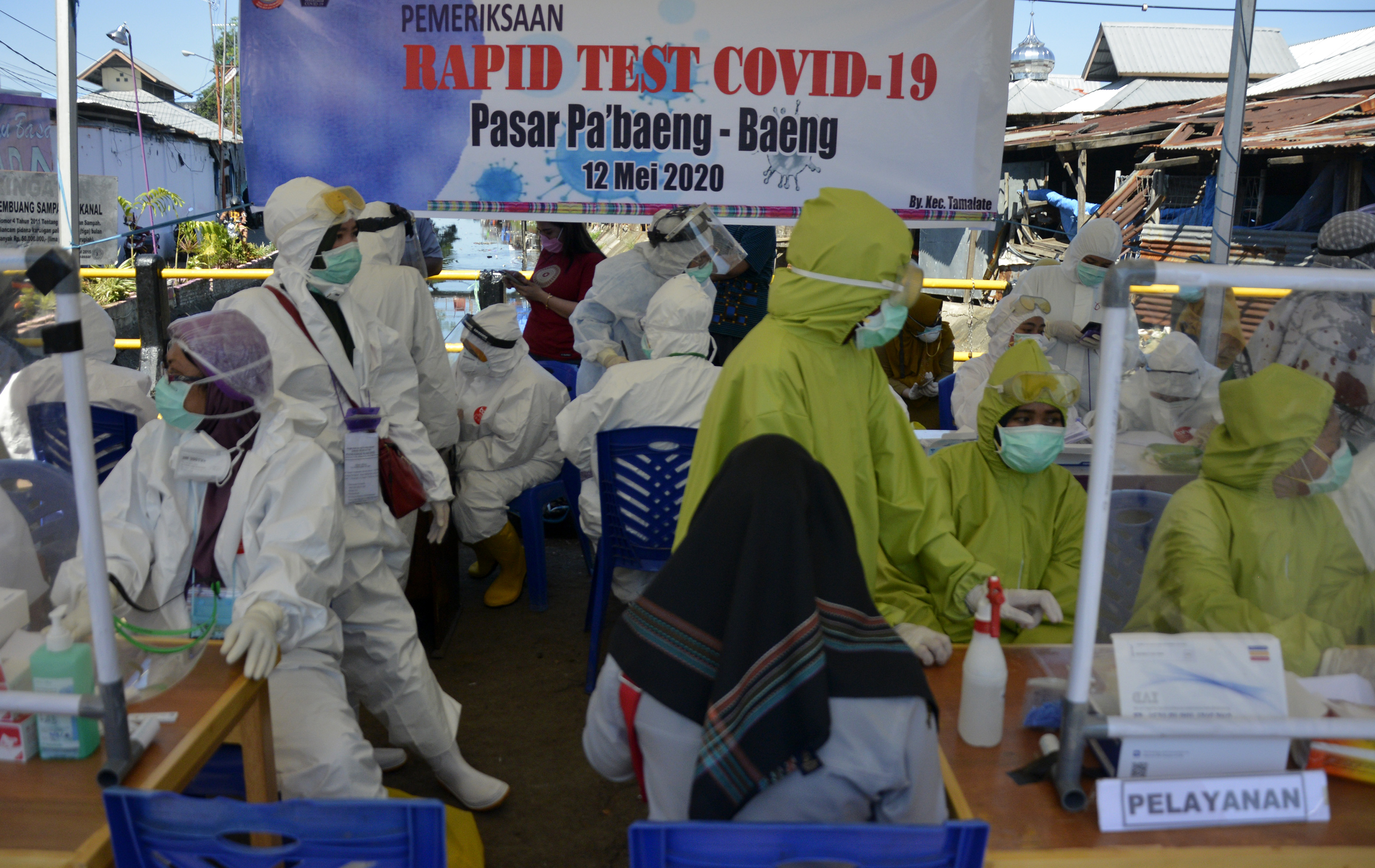 Petugas kesehatan mengambil sampel darah pedagang dan pembeli saat menggelar Rapid Test atau pemeriksaan cepat COVID-19 di Pasar Tradisional