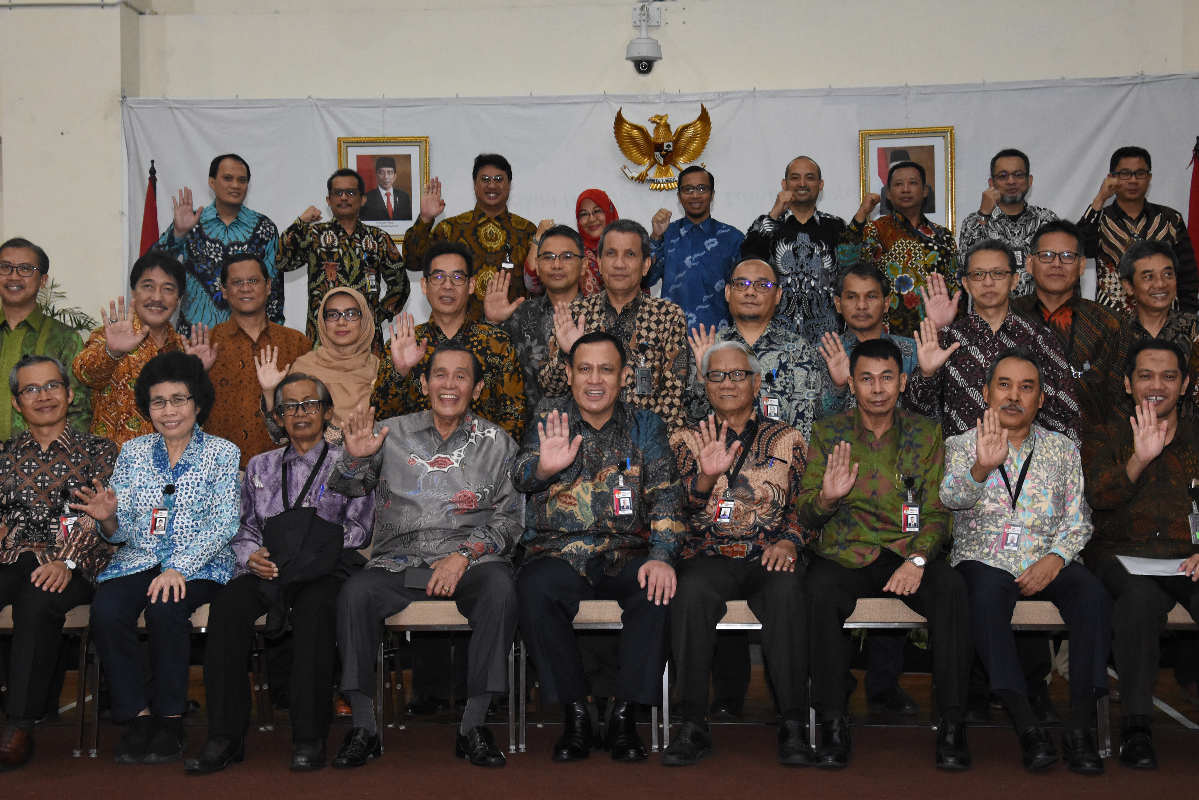 Ketua KPK Firli Bahuri (tengah) bersama Ketua Dewan pengawas KPK Tumpak H Pangabean (samping kiri Firli) bersama jajaran pajabat KPK