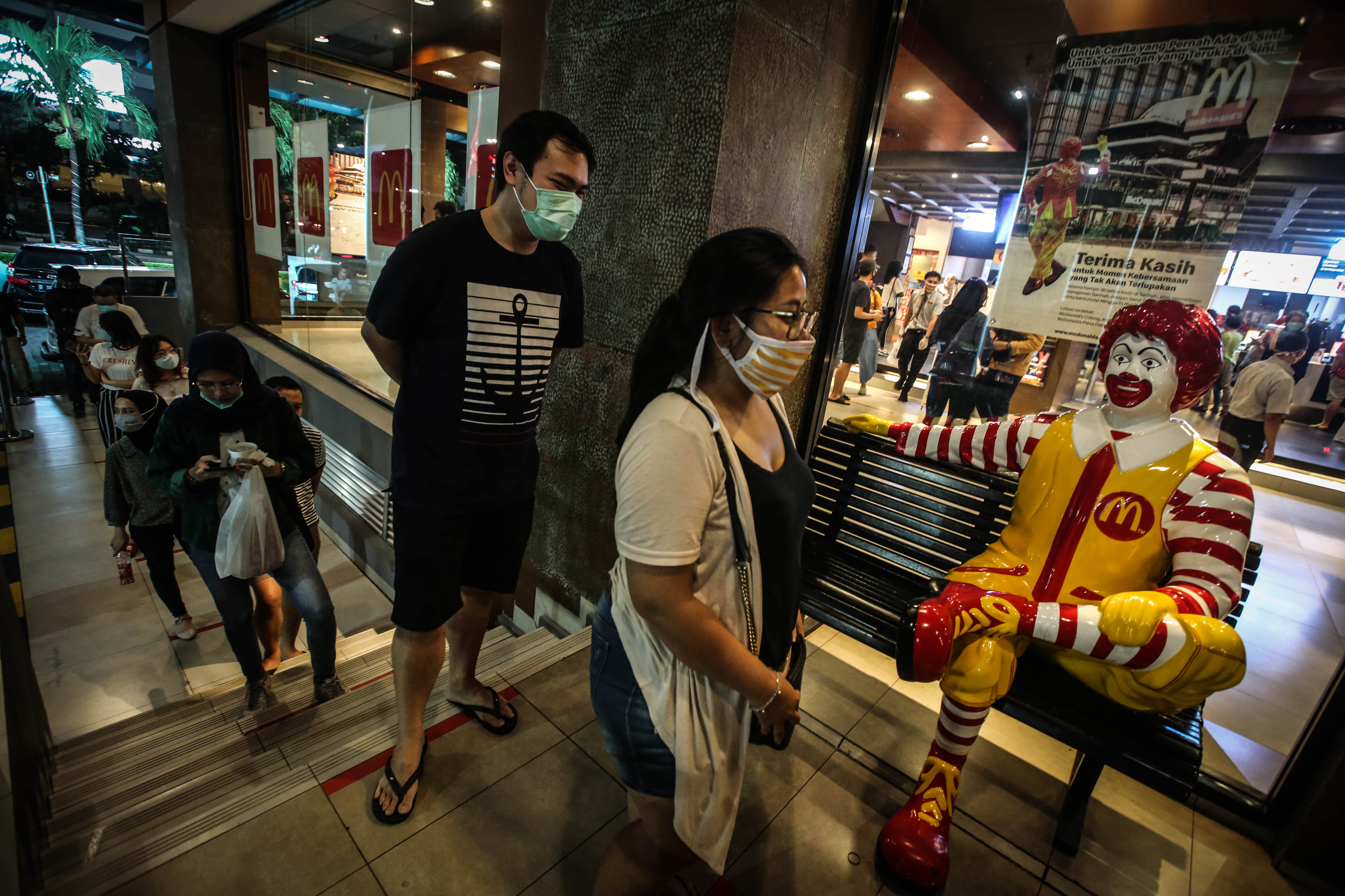 Pengunjung antre membeli makanan cepat saji McDonald's, di gedung Sarinah, Jakarta Pusat, Minggu(10/5).
