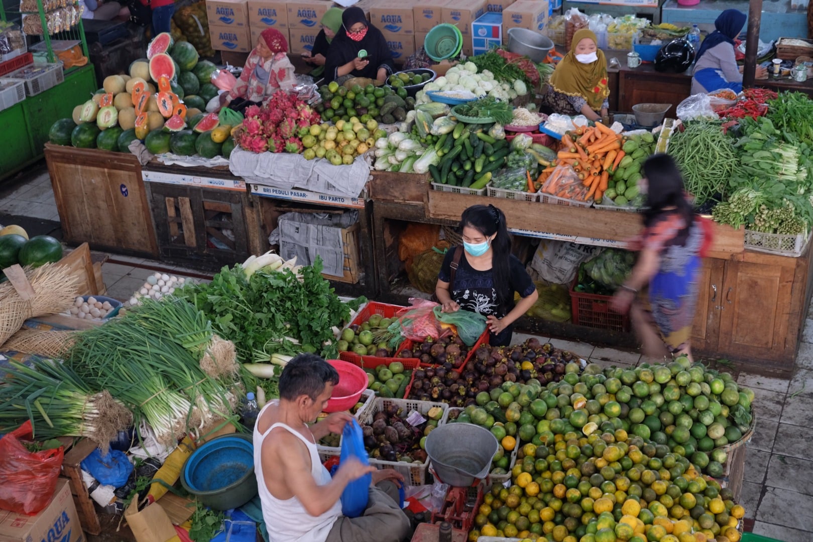 Warga melakukan aktivitas jual beli di Pasar Gede Solo, Jawa Tengah.
