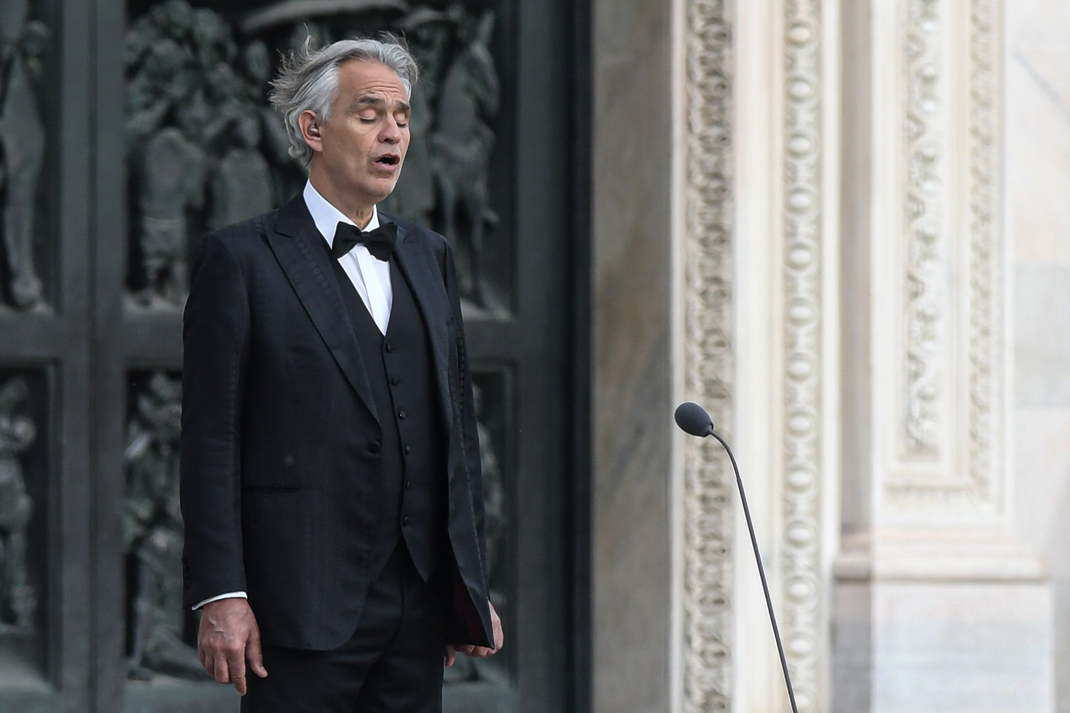 Andrea Bocelli saat menyanyikan lagi opera di  Piazza del Duomo, Milan April 2020