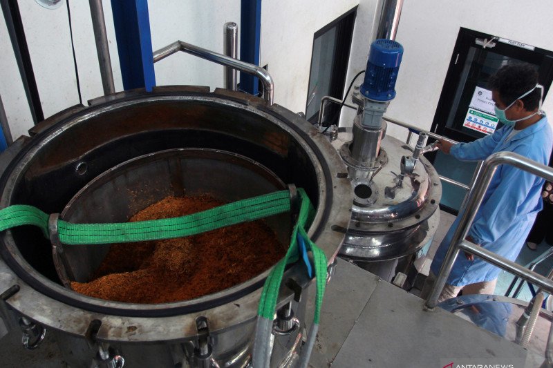 Peneliti LIPI melakukan proses ekstraksi saat penelitian obat herbal untuk penyembuhan Covid-19.