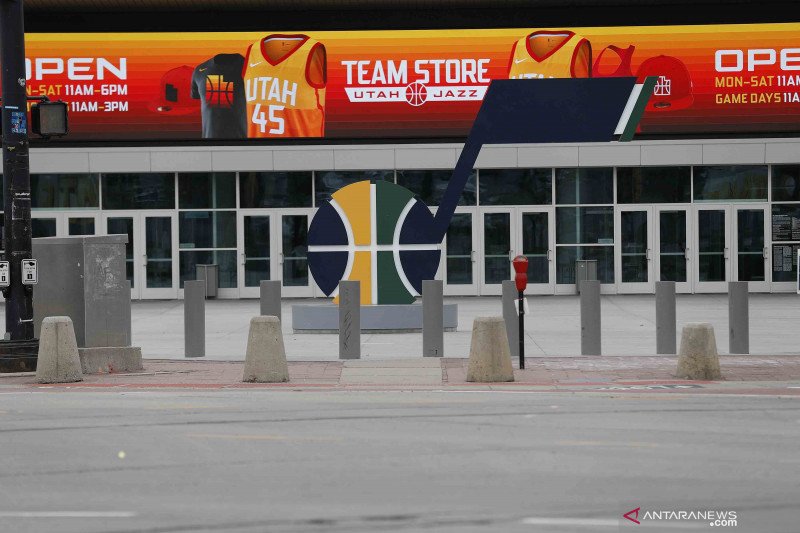 Suasana sepi Vivint Smart Home Arena yang menjadi markas klub bola basket Utah Jazz di Salt Lake City, Utah, Amerika Serikat, Jumat (13/3).