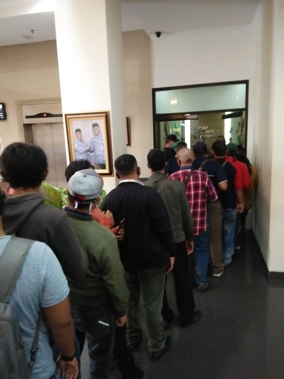 Kerumunan warga tengah mengantre di depan ruang Walikota Depok Idris Abdul Shomad, Senin (4/5) 