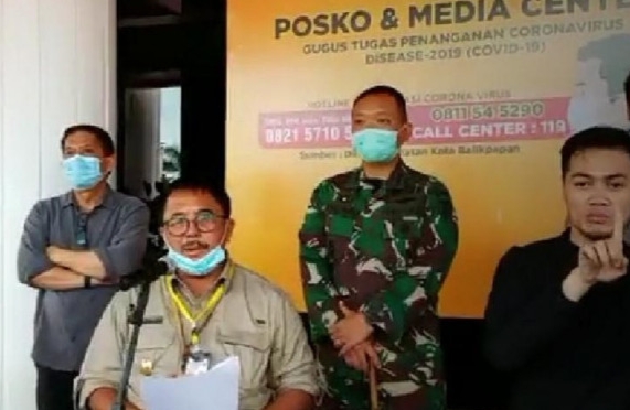 Wali Kota Balikpapan, Rizal Effendi (berkacamata)  mencabut izin salat ied di luar rumah dan misa Kenaikan Isa Al Masih di gereja.