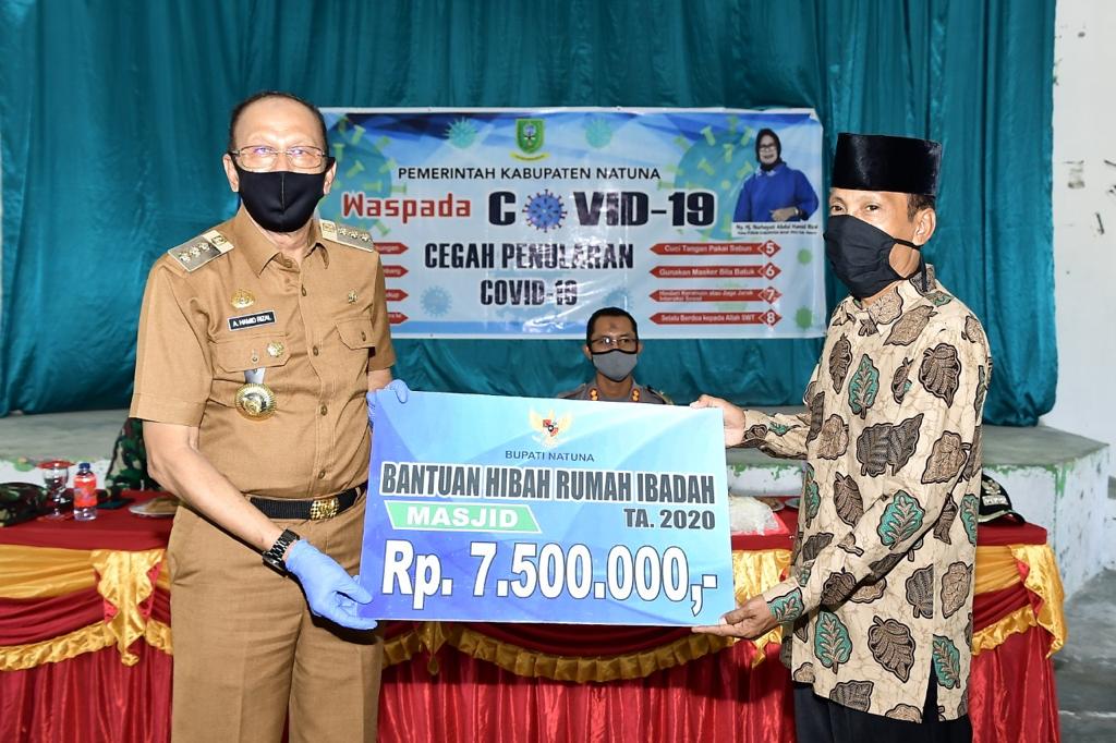 Bupati Natuna Abdul Hamid Rizal menyerahkan bantuan.