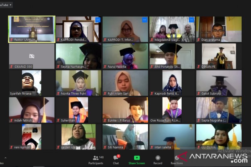 angkapan layar monitor sejumlah mahasiswa dan dosen Universitas Maritim Raja Ali Haji Tanjungpinang mengikuti prosesi wisuda.