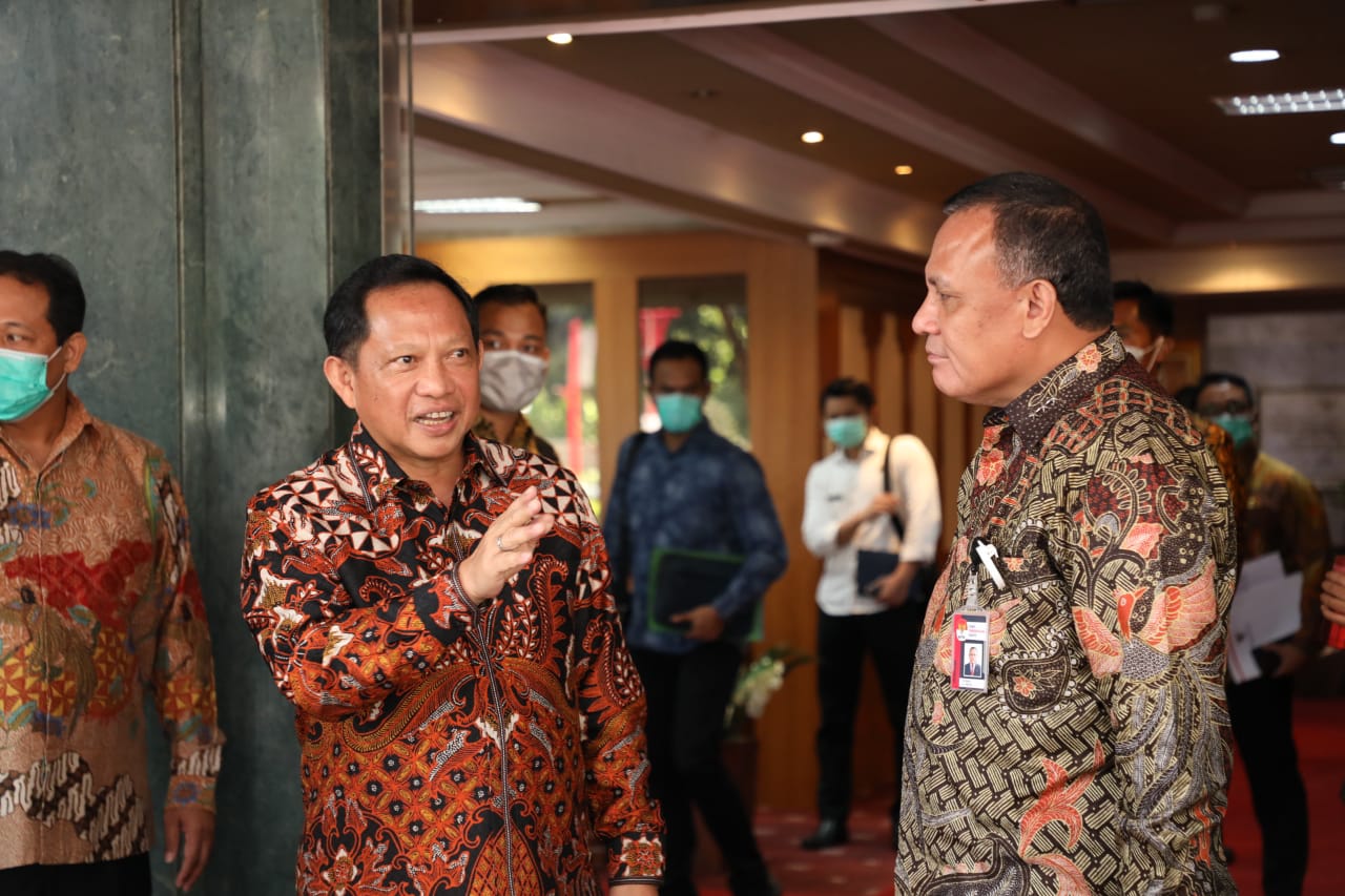 Mendagri Tito Karnavian Berbicang dengan Ketua KPK, Firli Bahuri Dalam Kesempatan Rapat di Kantor Kemendagi, April lalu.