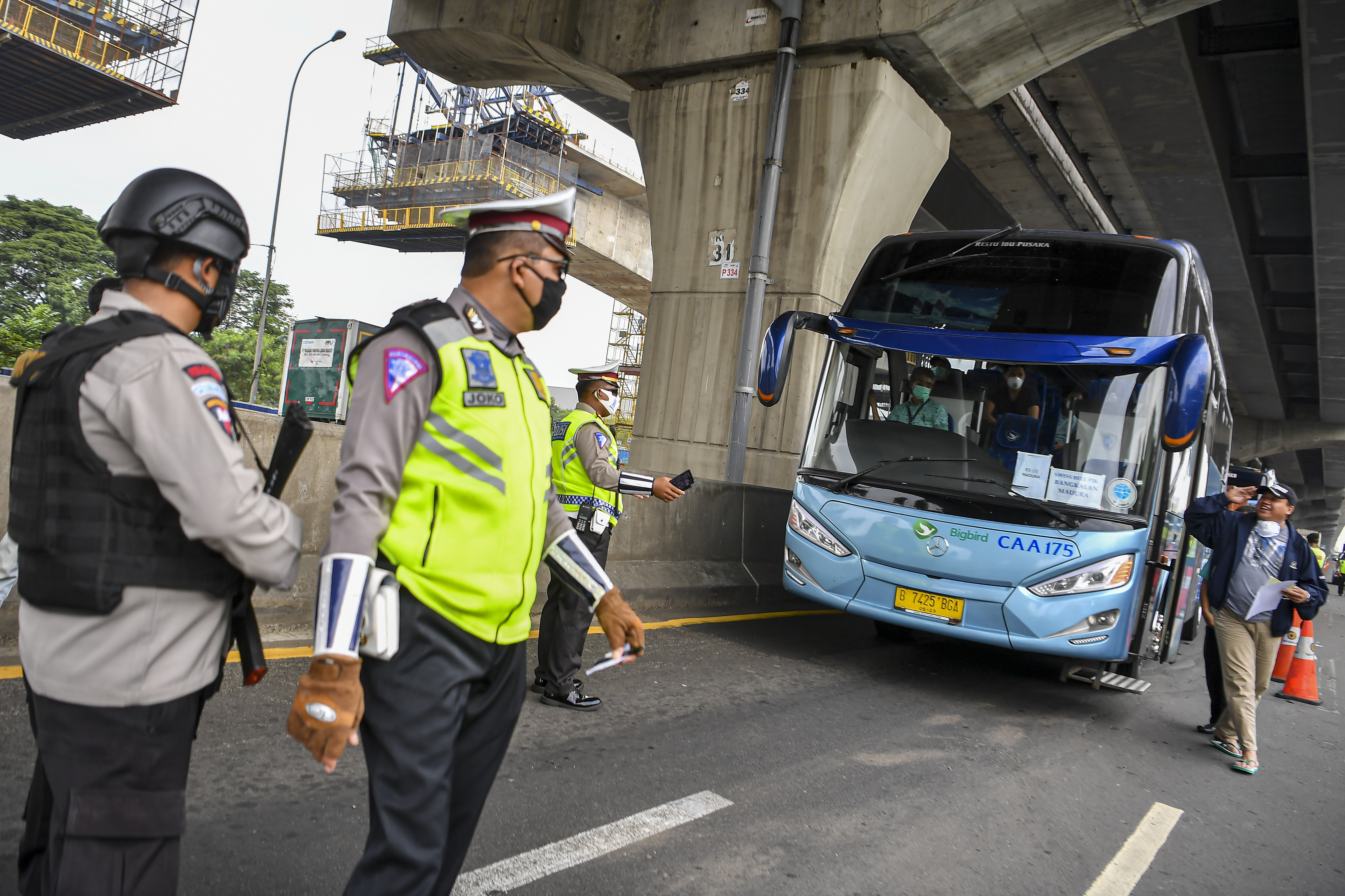 Penyekatan kendataan yang akan keluar-masuk Jakarta untuk mecegah penularan covid-19