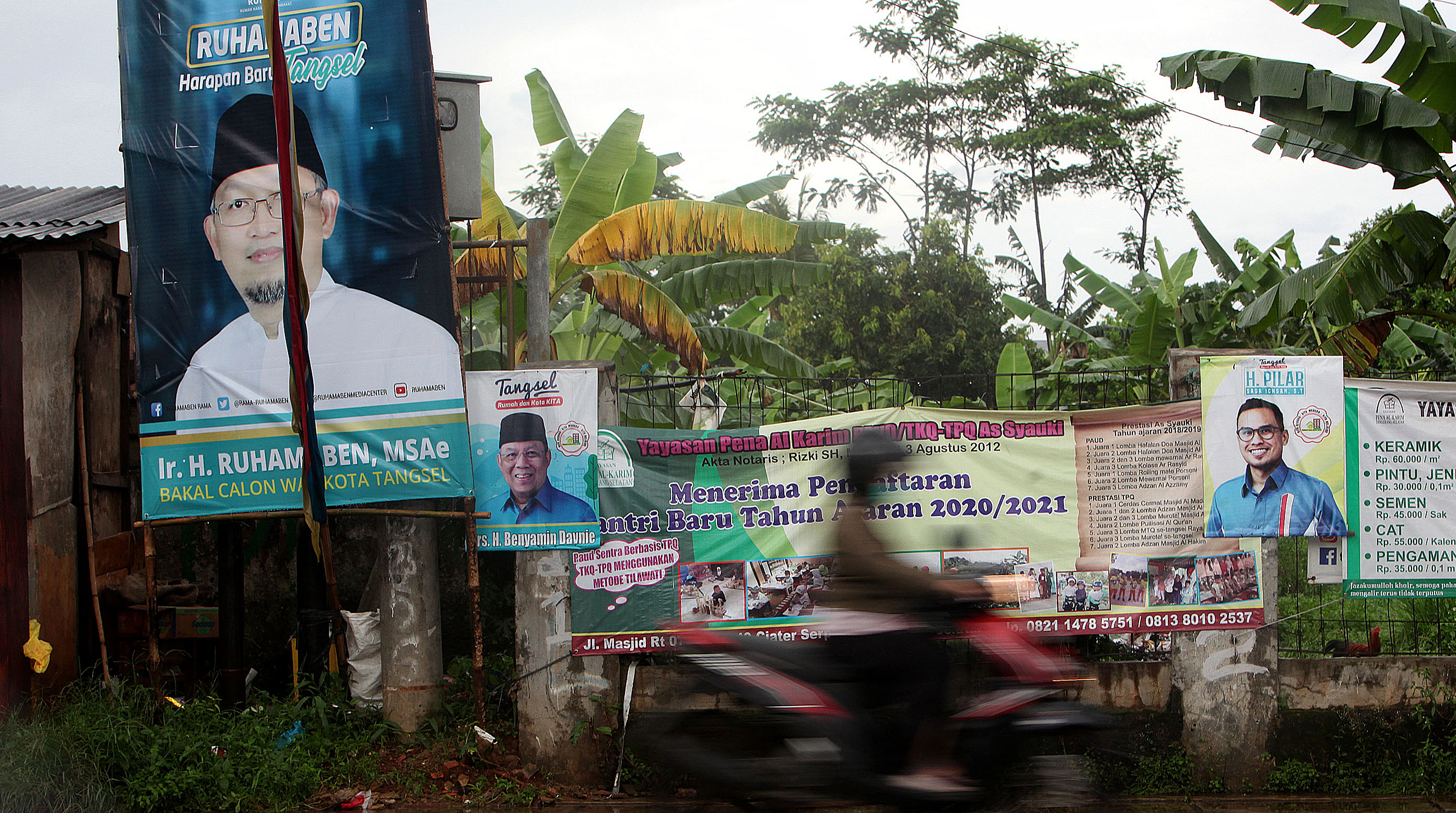 Spanduk dan baliho calon kepala daerah terpasang di wilayah Tangerang Selatan, Banten.