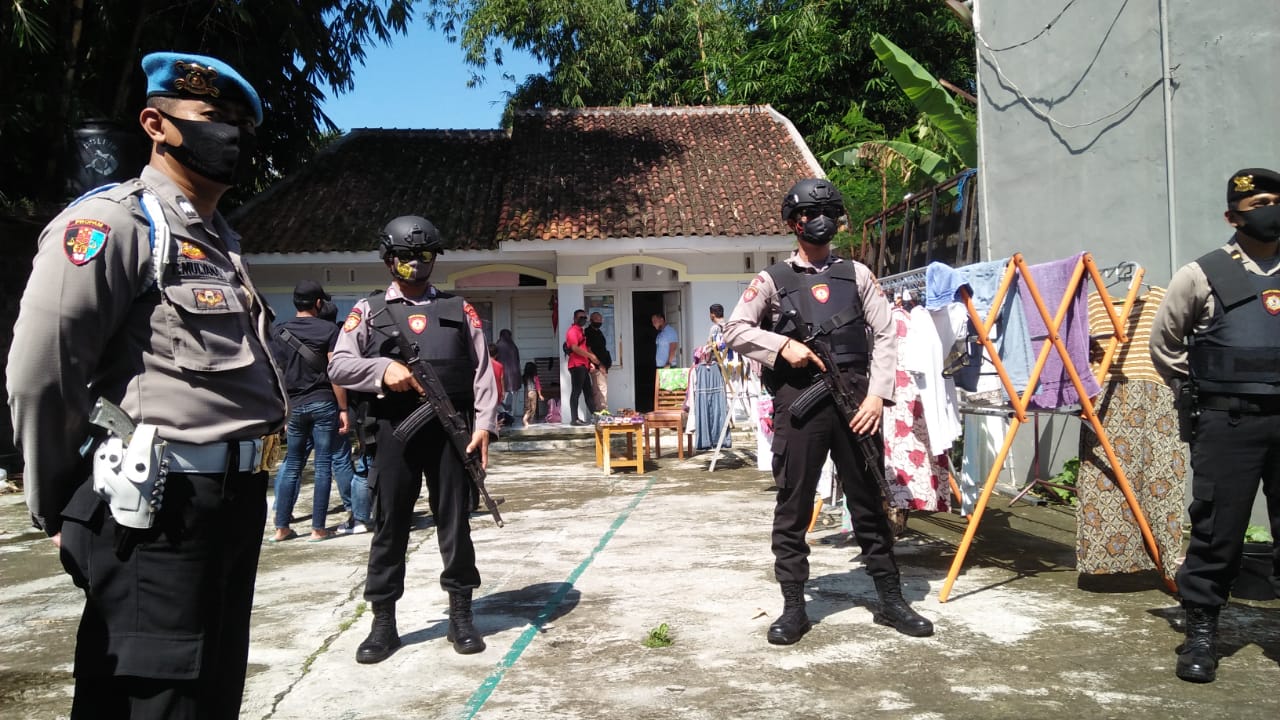 Densus 88 Antiteror Mabes Polri menggeledah rumah MT, seorang guru ngaji di Indihiang, Tasikmalaya terkait terorisme, Rabu (20/5/2020).