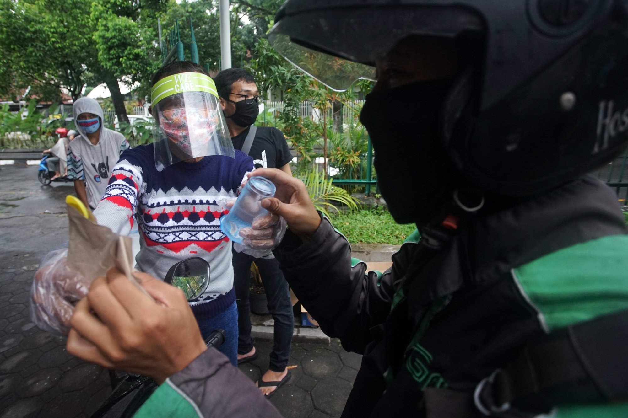 Masyarakat membagikan nasi kepada warga di Kota Baru, Yogyakarta, Rabu (29/4).