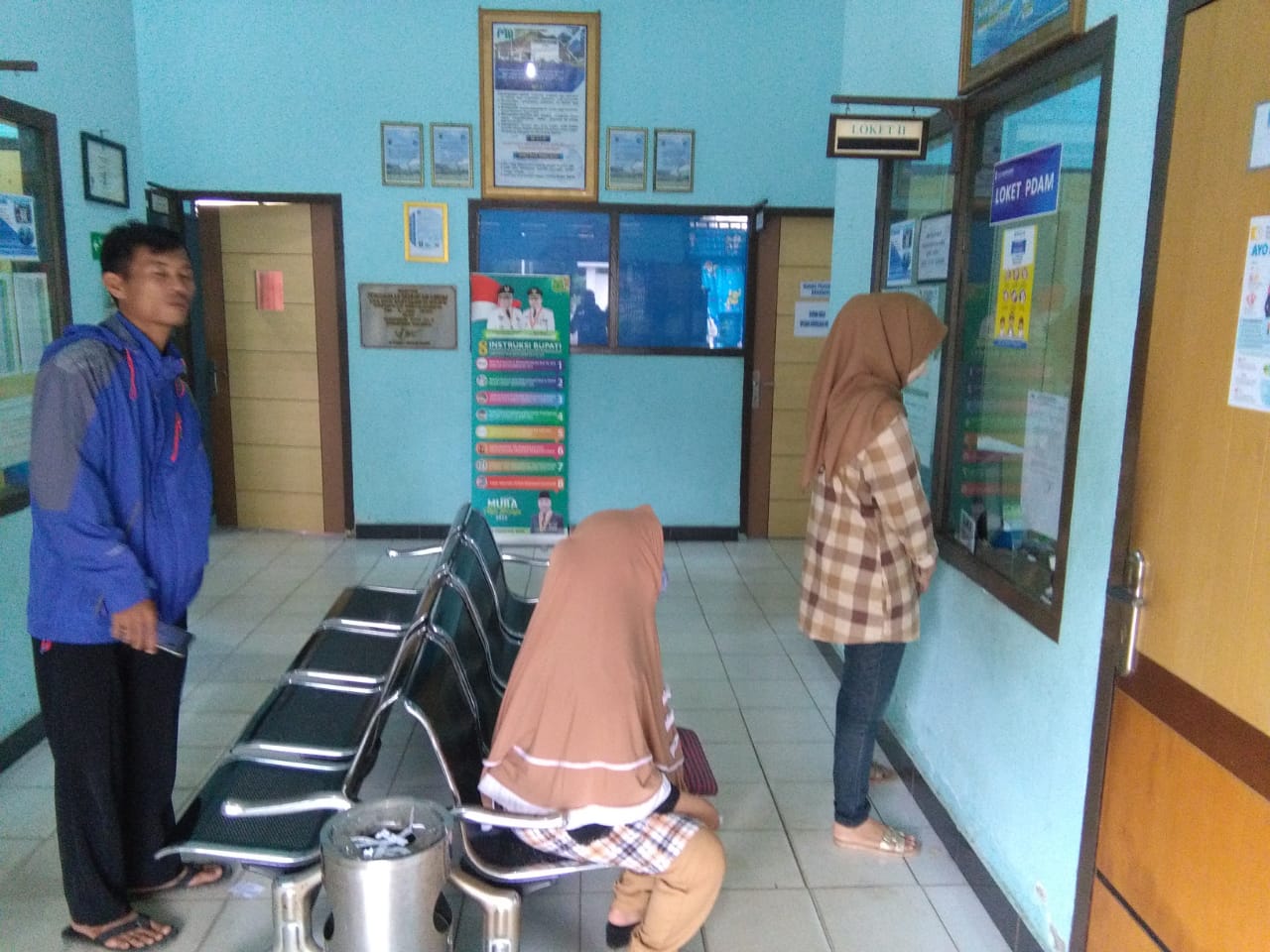 Pelanggan PDAM Tirta Randik mendatangi kantor pelayanan PDAM.