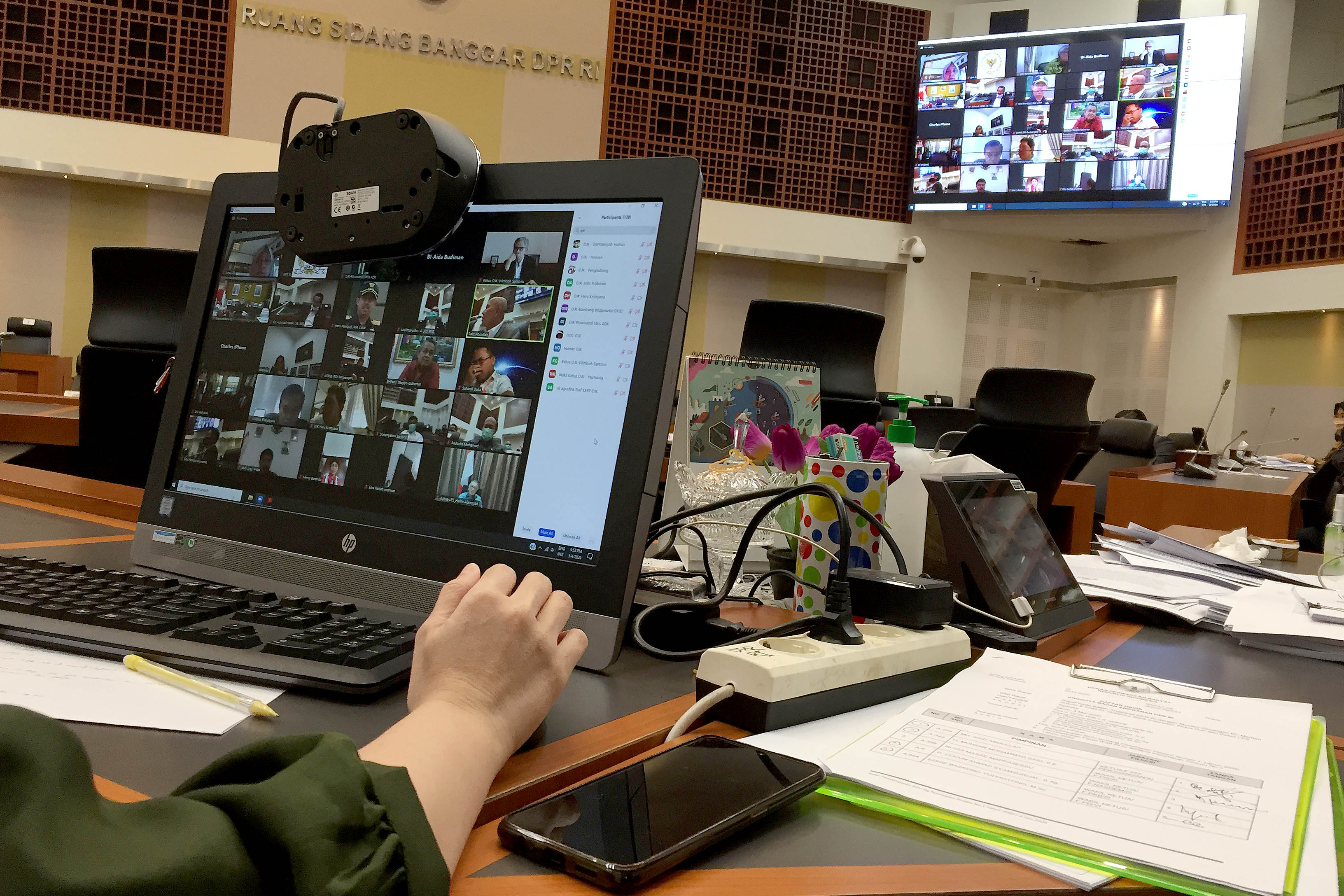 Suasana rapat kerja antara Kementerian Keuangan bersama Kementerian Hukum dan HAM dengan Badan Anggaran secara virtual