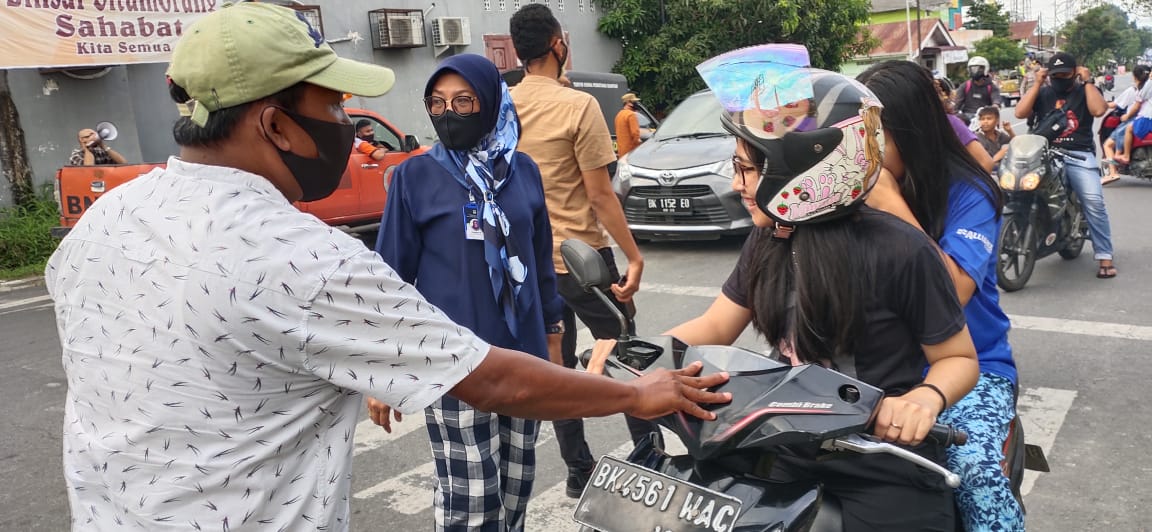 Tim Gabungan Gelar Patroli, Warga Tidak Pakai Masker Diberi HukumanPush Up