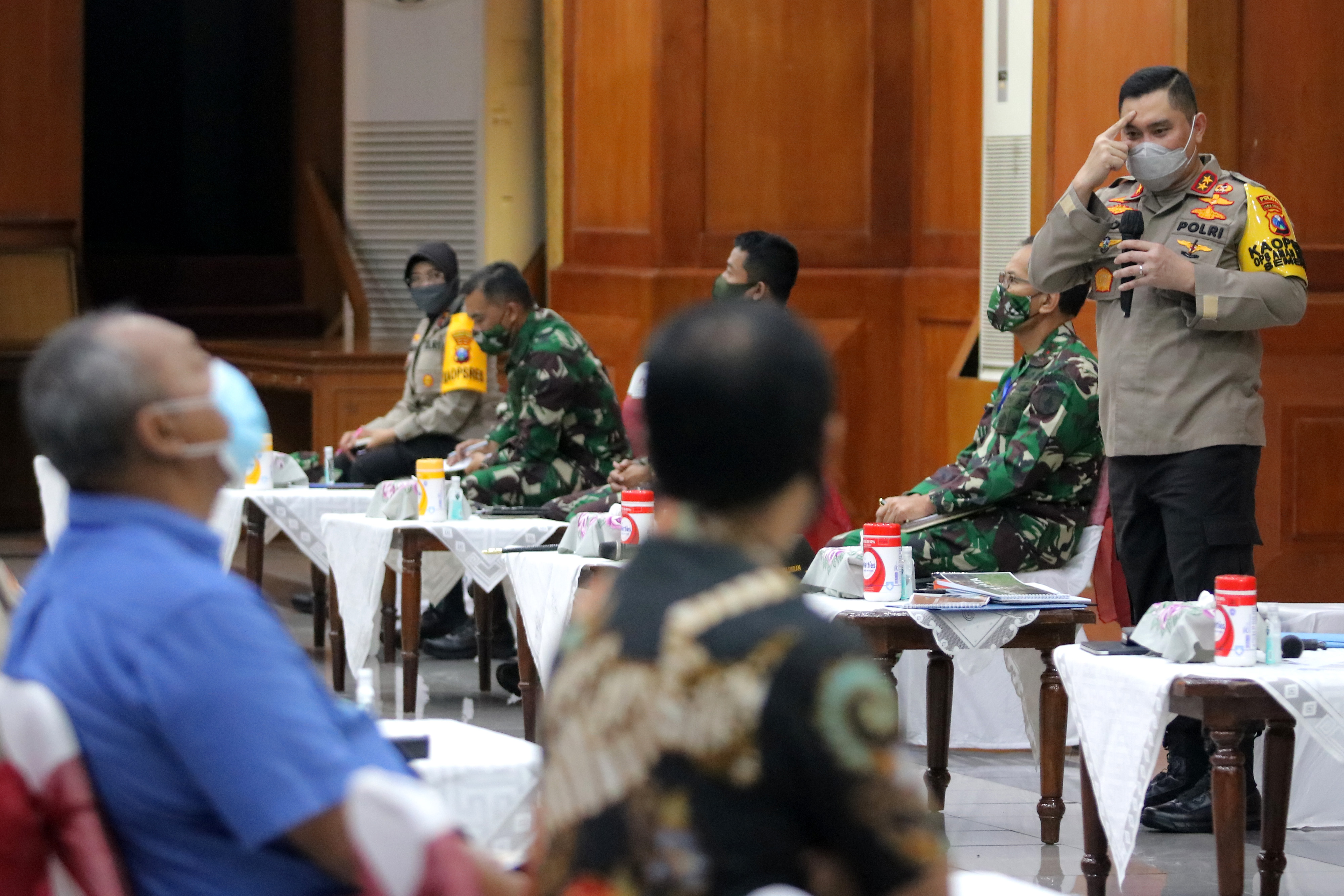 Kapolda Jawa Timur Irjen Mohammad Fadil Imran (kanan) menyampaikan pemaparan saat Rapat Analisa Dan Evaluasi Pelaksanaan PSBB.