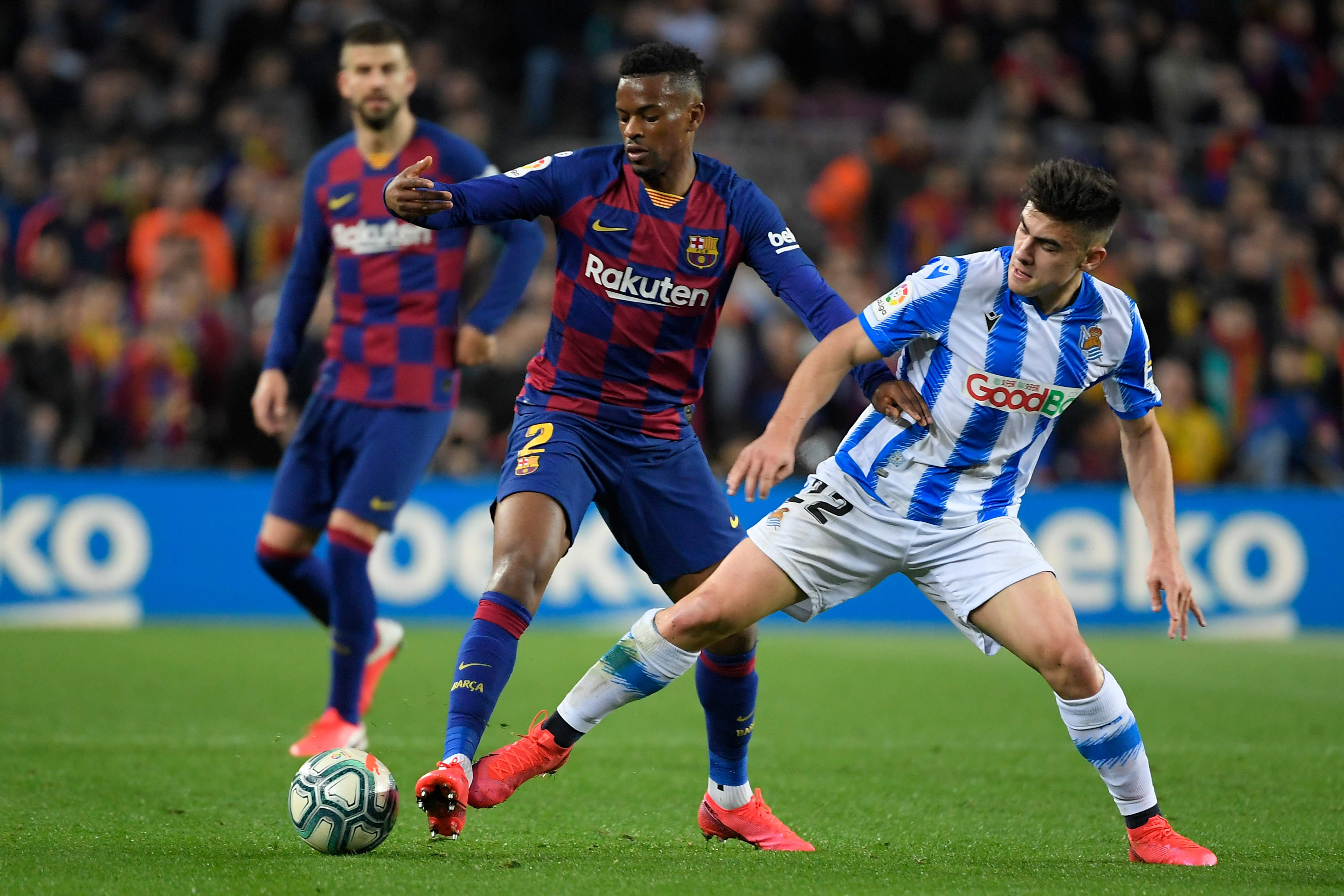Pemain Barcelona Nelson Semedo (tengah)