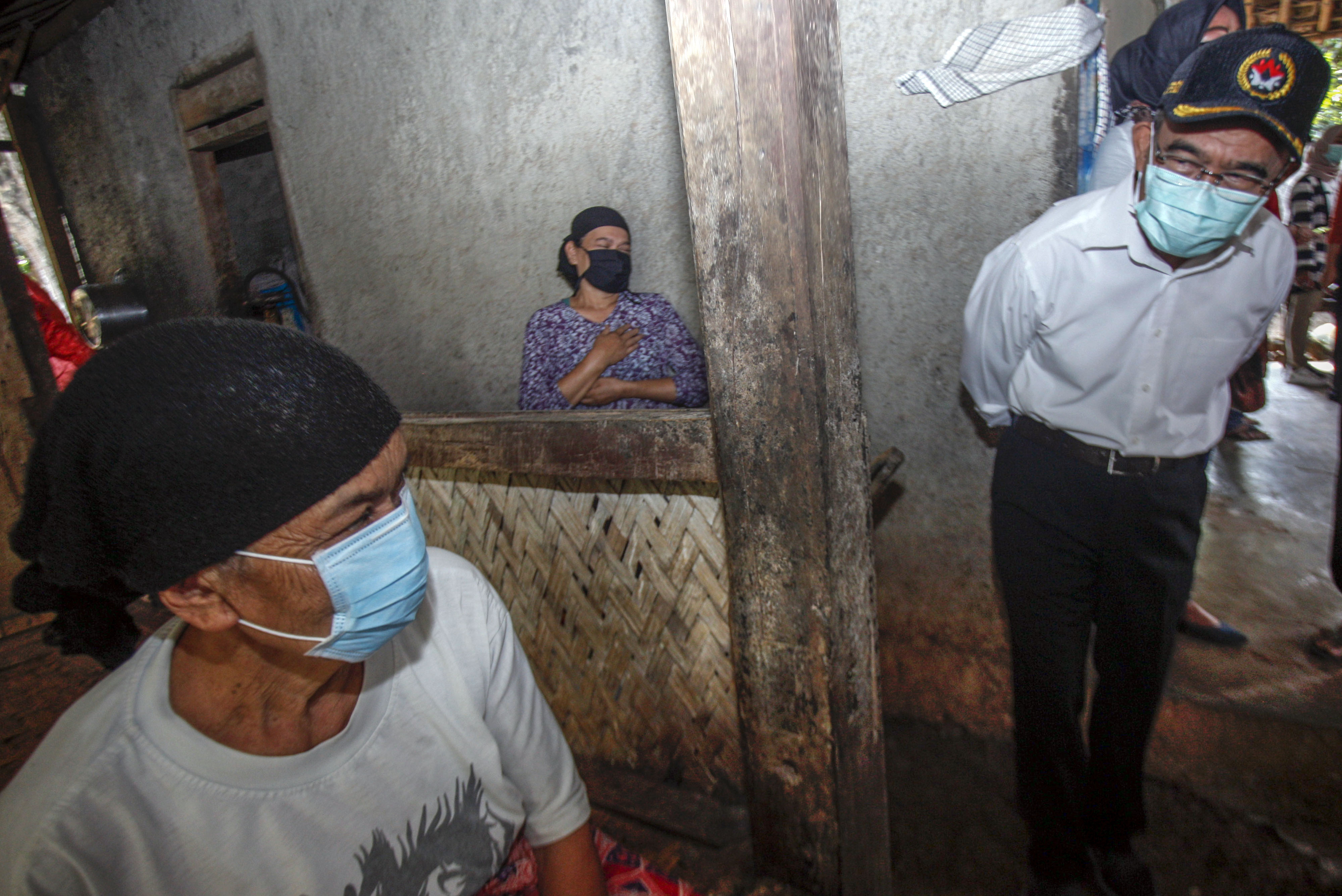 Menko Pembangunan Manusia dan Kebudayaan Muhadjir Effendy (kanan) berbincang dengan warga penerima bansos di Cikeas Udik, Kabupaten Bogor